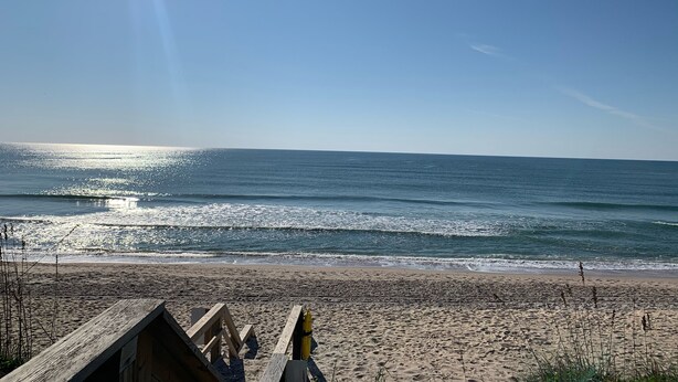 A beach with a wooden structure, a clear sky, and the ocean. - Just steps to the beach! 🏝 Surf City Beach House (Surf City)