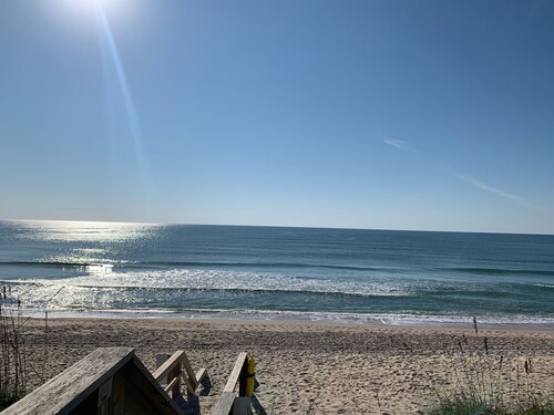 Just steps to the beach! 🏝 Surf City Beach House