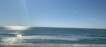 Just steps to the beach! 🏝 Surf City Beach House