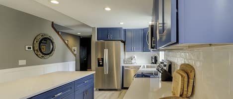 Kjøleskap, mikrobølgeovn, ovn og kokeplater