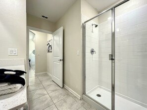 Modern Bathroom with Glass-Enclosed Walk-In Shower - Luxury Stay with Game Room & Resort Access (Four Corners)