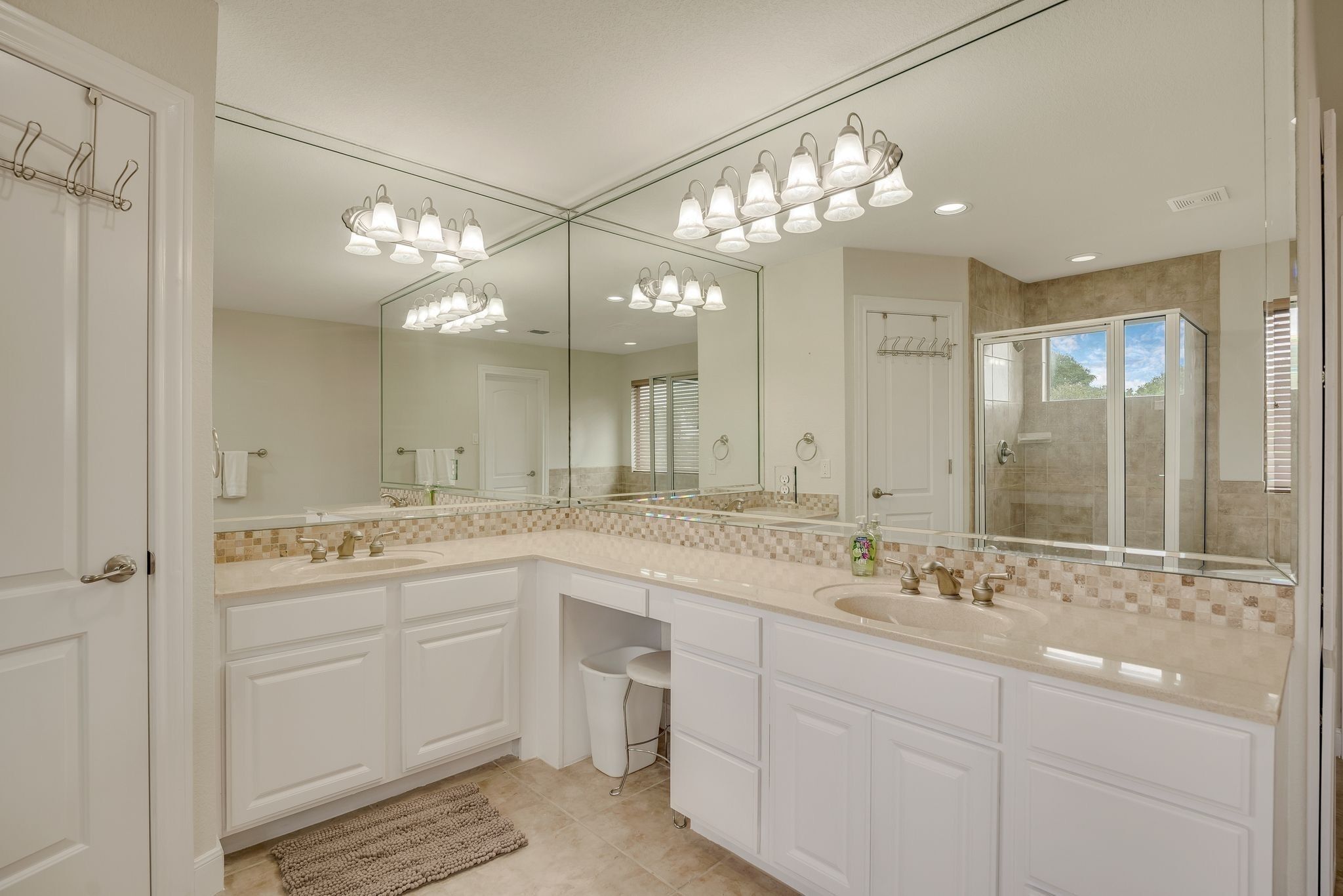 Combined shower/tub, jetted tub, towels, toilet paper