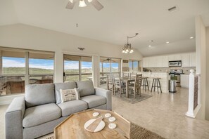 Smart TV, fireplace - NEW Canyon Lake Home with Beautiful View (Canyon Lake)