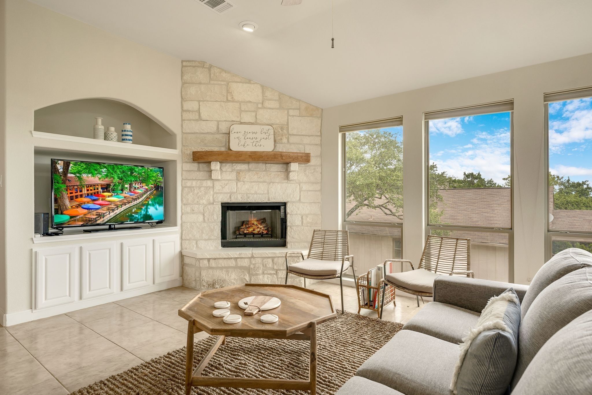 Smart TV y chimenea 