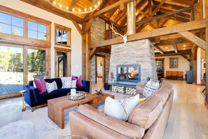 Flachbildfernseher, Kamin, Bücher, Arbeitsbereiche