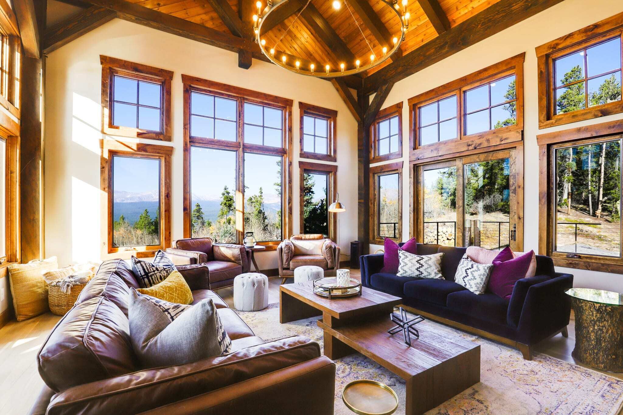 Televisión de pantalla plana, chimenea, libros y oficina 