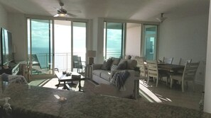 Una televisión, un reproductor de DVD