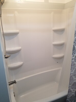 Ensemble douche/baignoire, sèche-cheveux, serviettes fournies, savon
