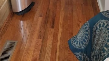 Réfrigérateur, micro-ondes, cafetiÚre/bouilloire, grille-pain