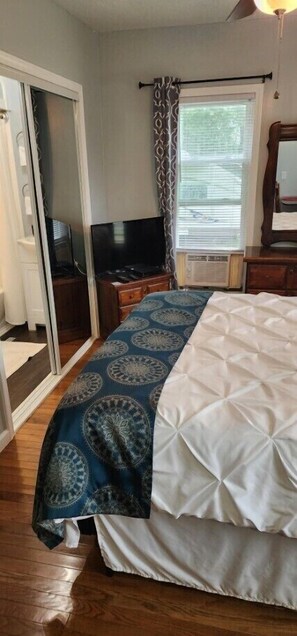 1 bedroom, iron/ironing board, WiFi, bed sheets - Private Guest Suite  (Hamlin)