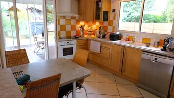 Een koelkast, een microgolfoven, een oven, een kookplaat