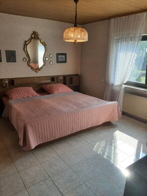 2 Schlafzimmer, Schreibtisch, Bügeleisen/Bügelbrett, kostenloses WLAN