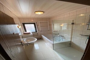 Badewanne, Haartrockner, Handtücher, Seife