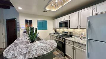 Jääkaappi, mikroaaltouuni, uuni, liesi