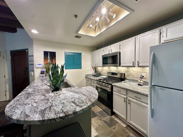 冰箱、微波炉、烤箱、炉灶