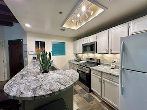 Refrigerador, microondas, horno y parrilla de estufa