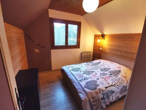 4 bedrooms, iron/ironing board, travel cot, free WiFi - Chalet de l'écureuil, petanque ground in the Vosges mountains near Gérardmer and Alsace (Anould)