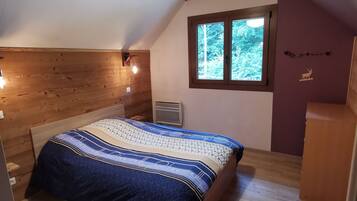 4 slaapkamers, een strijkplank/strijkijzer, reisbedje, gratis wifi