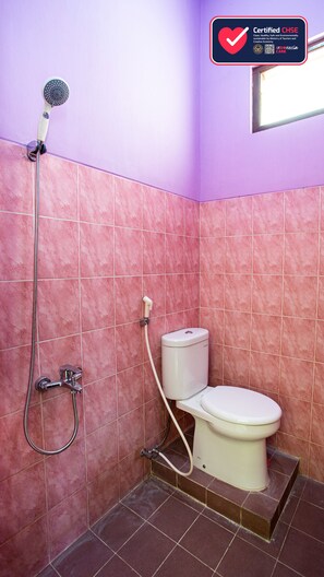 Combined shower/bathtub, towels, toilet paper - Omah Eraai Homestay (Jogja)