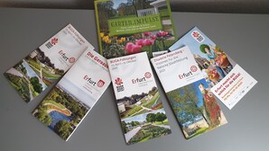 Kokoelma esitteitä, joissa on erilaisia maisemakuvia ja tekstiä, ja jotka todennäköisesti liittyvät Erfurtiin.