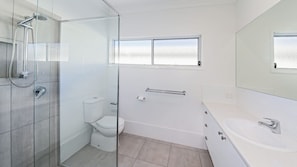Baignoire, séchoir à cheveux, serviettes fournies