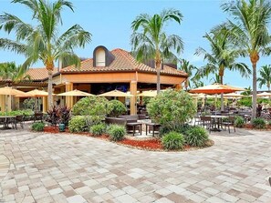 تناول الطعام بالخارج