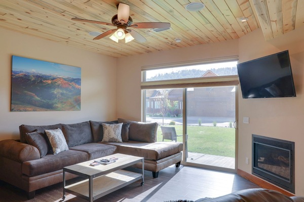 Smart TV, fireplace