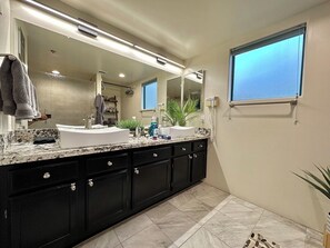 Shower, hair dryer, towels, soap - Lunar Outpost Suite @ Starr Pass Resort (Tucson)