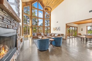 Smart TV, chimenea, mesa de ping pong