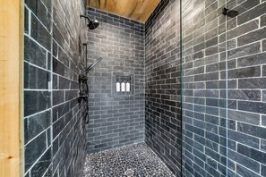 Combined shower/bathtub, towels