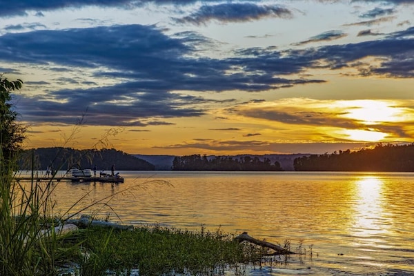 Beautiful Lake Guntersville- A short mile away!