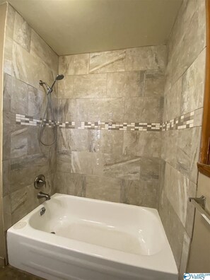 Combined shower/tub, towels, toilet paper