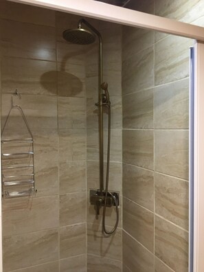 Haartrockner, Handtücher, Seife, Toilettenpapier