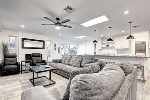 Smart-tv, eldstad och en stereo