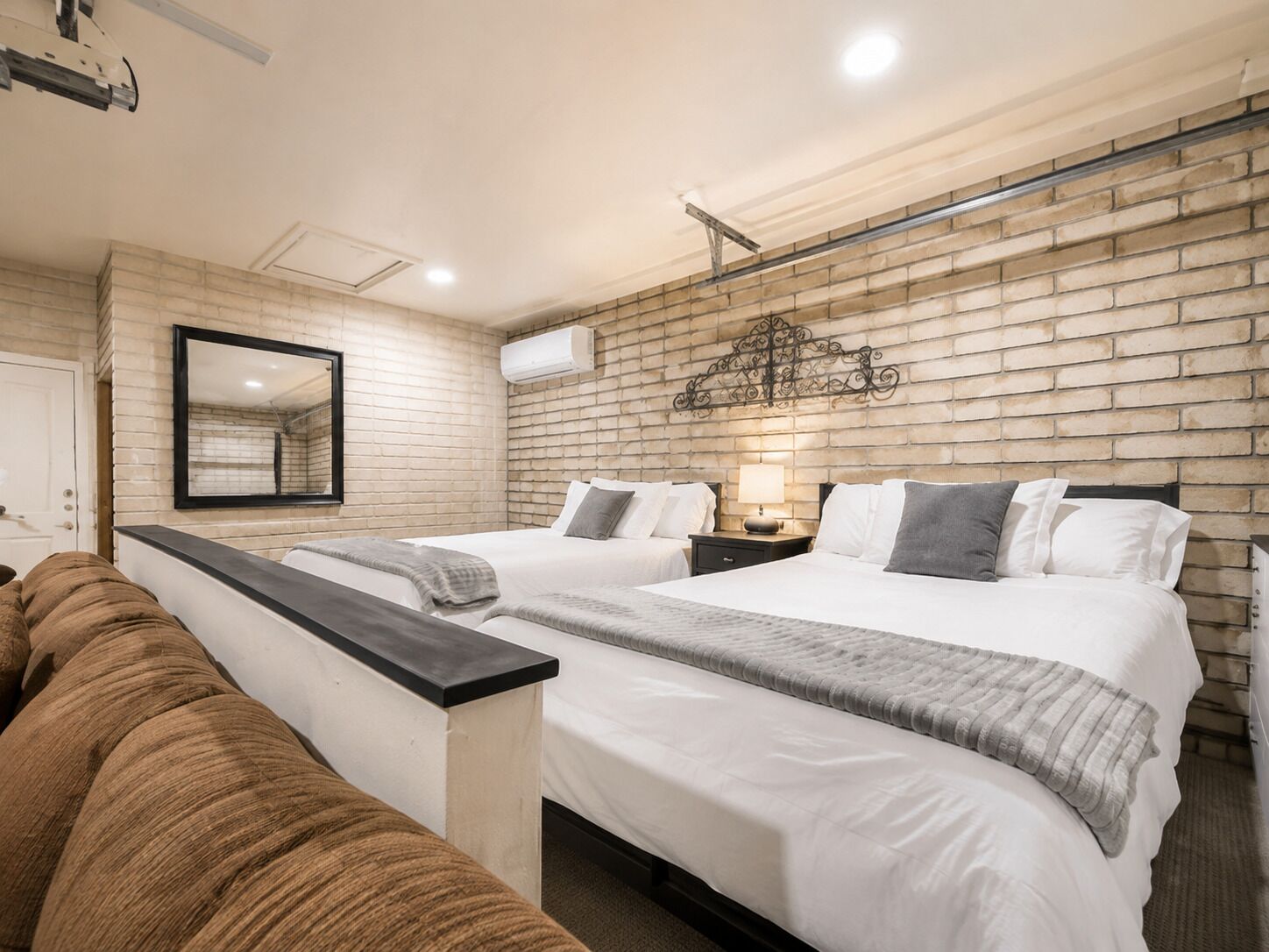8 habitaciones, escritorio y tabla de planchar con plancha 