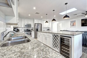 冰箱、微波炉、烤箱、炉灶