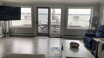 Een televisie en een open haard