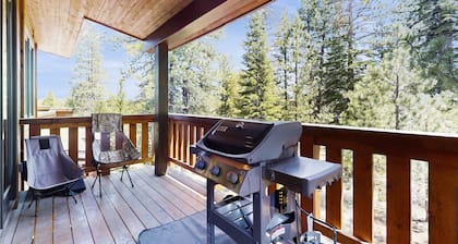 Cozy & contemporary townhome w/ two decks - close to town & outdoor fun