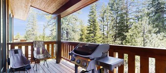 Cozy & contemporary townhome w/ two decks - close to town & outdoor fun