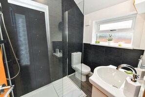 Maison, 4 chambres | Salle de bain | Serviettes fournies, savon, shampoing