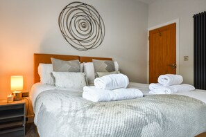 Talo, 4 makuuhuonetta | 4 makuuhuonetta, silitysrauta/-lauta, ilmainen Wi-Fi, vuodevaatteet