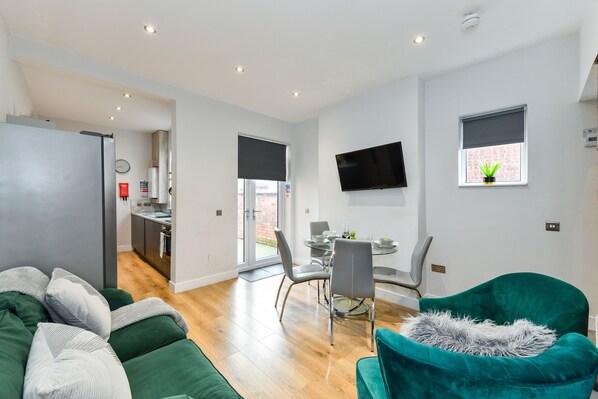 House, 4 Bedrooms | Living area