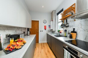 House, 4 Bedrooms | Private kitchen | Fridge, oven, dishwasher, electric kettle