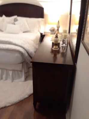 1 bedroom, iron/ironing board, WiFi, bed sheets - THIS IS MY HAPPY PLACE (stamford)