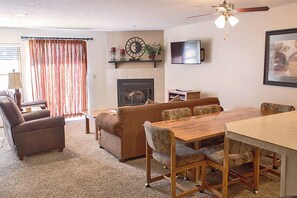 Smart-TV, Kamin, DVD-Player, Videothek