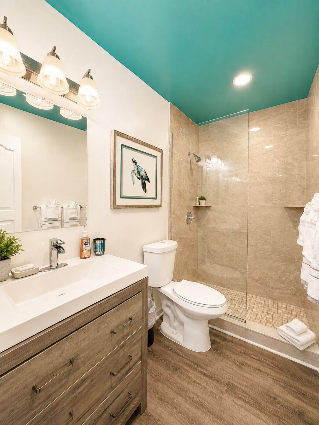 Un baño moderno con ducha, inodoro y tocador.