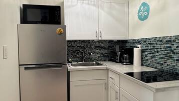 Réfrigérateur, micro-ondes, plaque de cuisson, lave-vaisselle