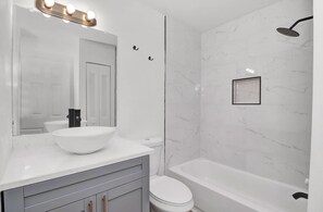 Toallas, jabón, papel de baño 