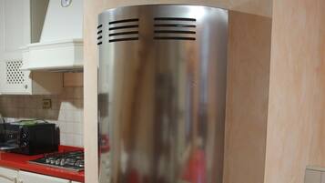 Frigorifero, microonde, forno, piano cottura