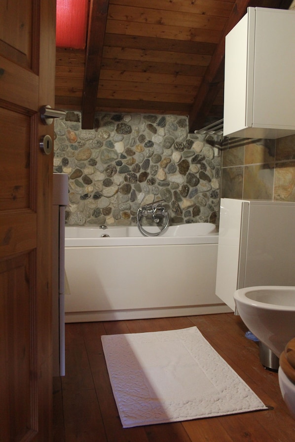 Bañera, secador de pelo, bidé y toallas